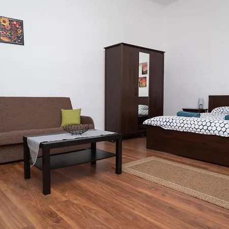 דירה Central Place With Garden 1 קלוז'-נאפוקה
