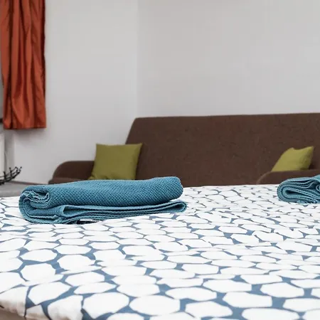 Central Place With Garden 1 *