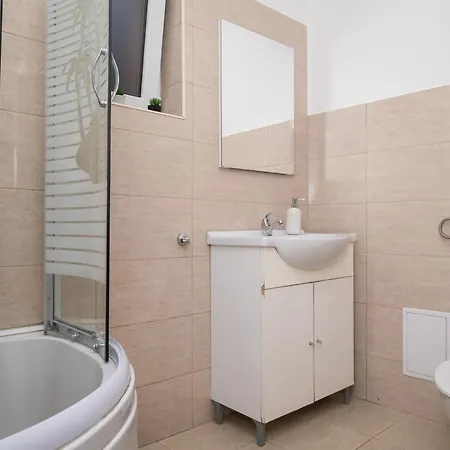 דירה Central Place With Garden 1 *